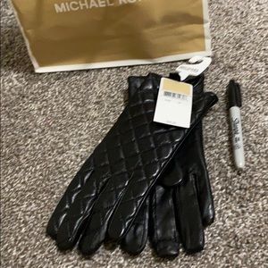 MICHAEL KORS BLACK LEATHER GLOVES
